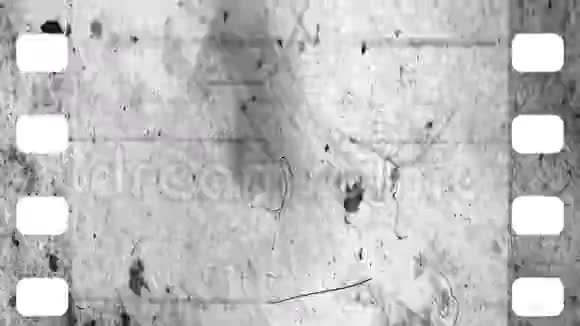 黑白旧胶片电影灯漏与灰色覆盖颗粒纹理视频的预览图