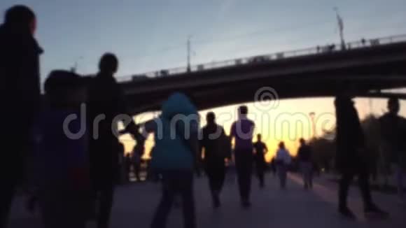 时光流逝人群走在一条小径上河和桥很近夕阳照在视频的预览图