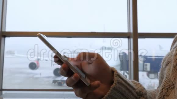 在机场使用智能手机背景飞机视频的预览图