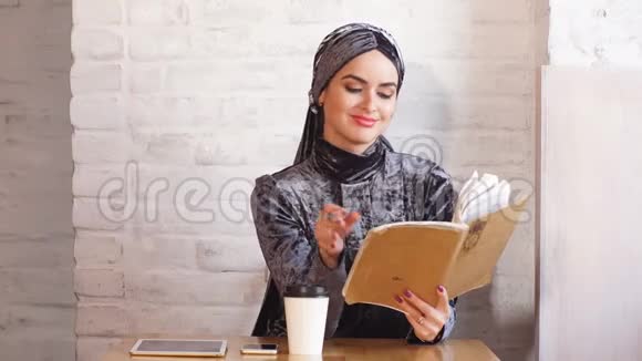 美丽的穆斯林妇女工作与文件商业生活方式视频的预览图