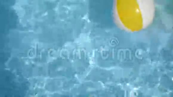 泳池里的沙滩球视频的预览图
