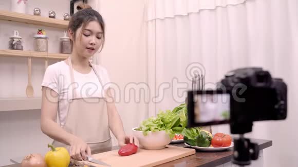 博客亚洲女性使用相机记录如何为她的订户制作沙拉健康食品视频女性使用有机蔬菜视频的预览图