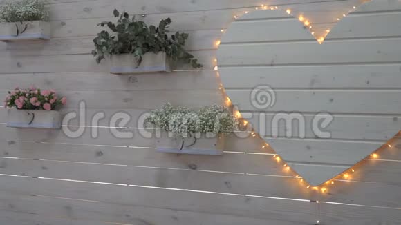 婚礼装饰花盆和一个白色的大木心视频的预览图