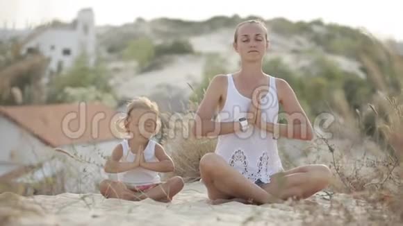 妈妈和女儿冥想视频的预览图