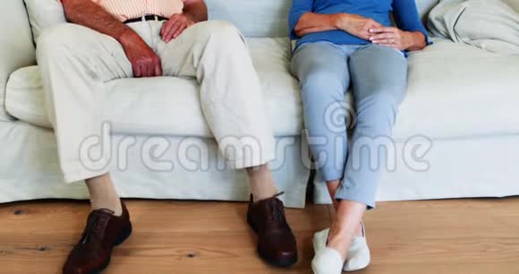 高级夫妇睡在客厅的沙发上视频的预览图