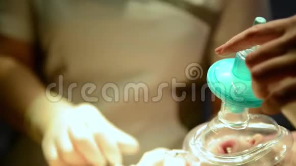 带氧气面罩的儿童做危重手术视频的预览图