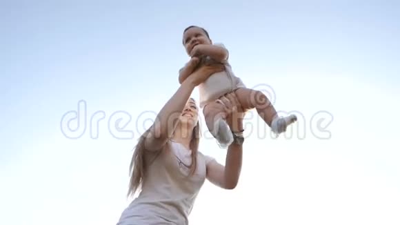 在耀斑日落时母女的缓慢运动幸福家庭的概念视频的预览图