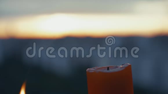 蜡烛在右角昏暗白色的人手在大城市日落后的蜡烛上应用火柴视频的预览图