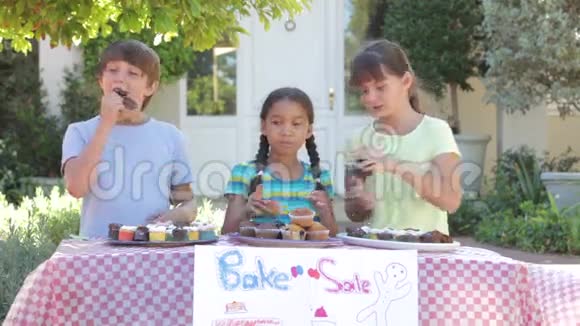 儿童持蛋糕出售视频的预览图