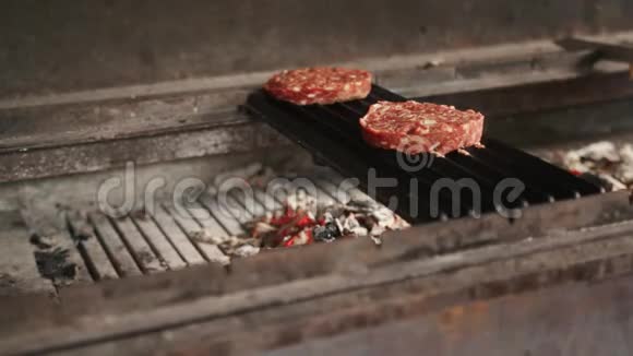 牛肉汉堡烤专业烙饼视频的预览图