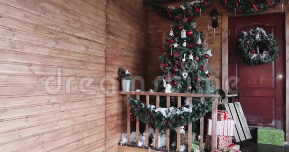 新年装饰与圣诞树和许多礼品盒视频的预览图