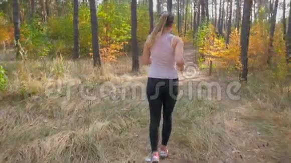 晴天在森林里慢跑的美女慢镜头视频的预览图