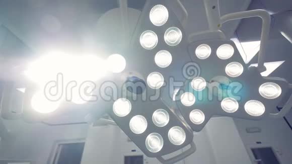 位于手术室的两盏现代手术灯视频的预览图