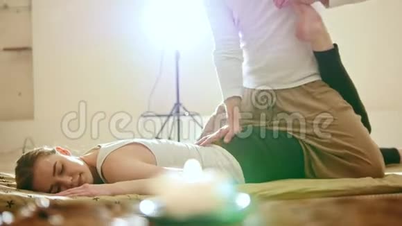 传统的泰国按摩疗法对白种人女性腿脚的影响视频的预览图