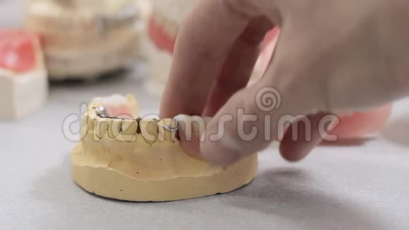 一个男人的下巴模型摘下牙冠取假牙视频的预览图