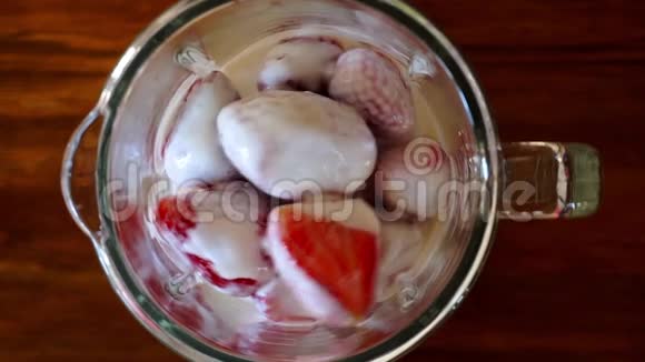 顶级高清视频搅拌机摇动草莓与牛奶视频的预览图