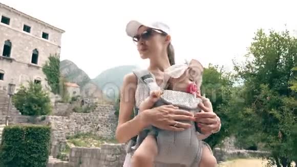 暑假期间妈妈和宝宝带着婴儿背包旅行视频的预览图