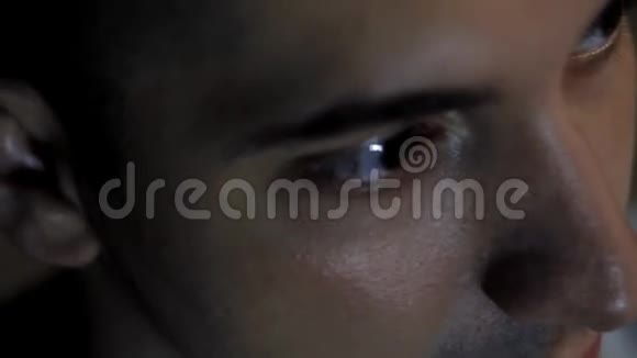 男人棕色的眼睛特写视频的预览图