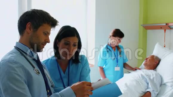 医生讨论报告护士与病人互动背景视频的预览图