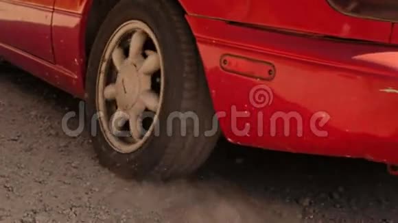 赛车碎石上的慢速轮胎视频的预览图