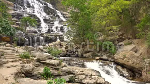 泰国清迈地区DoiIntanon国家公园的MaeYa瀑布能够循环视频的预览图