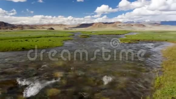蒙古阿尔泰语现状山涧风景幽谷上的雪山背景视频的预览图