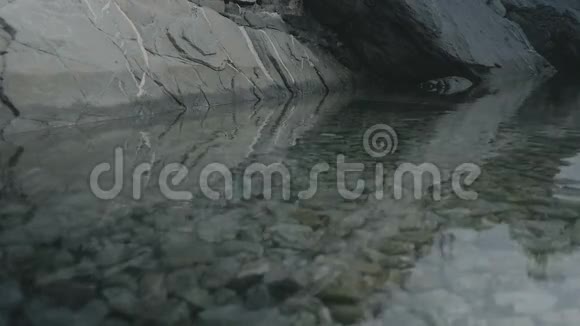 浅海的岩壁和石块视频的预览图