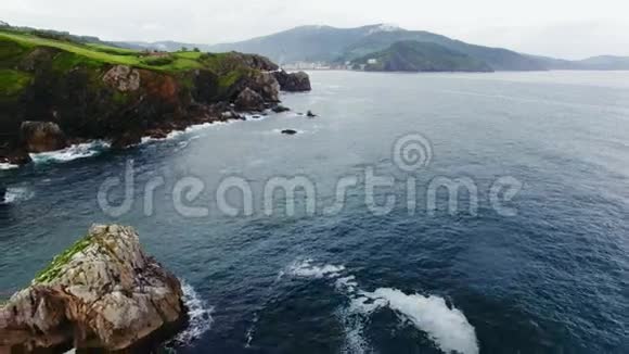 空中拍摄海鸥追逐镜头在史诗般的视野视频的预览图