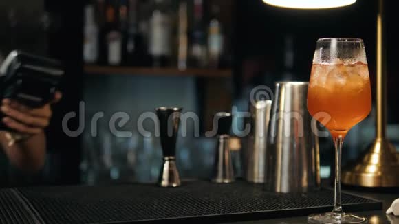通过NFC在面包店咖啡餐厅酒吧为鸡尾酒柠檬水手机付款的妇女特写视频的预览图