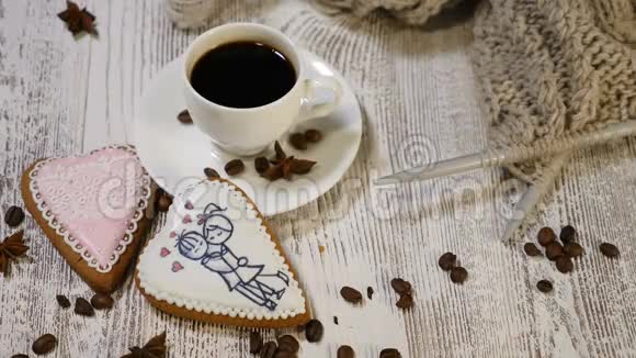 夫妻关系情人节概念一杯咖啡和姜饼干上面有针织针和木纱视频的预览图