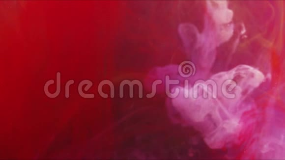 特写镜头五颜六色的混合水粉云并在缓慢的运动背景或背景用烟或墨水视频的预览图