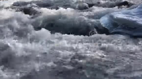 波涛汹涌的河水在春天里在后面点燃视频的预览图
