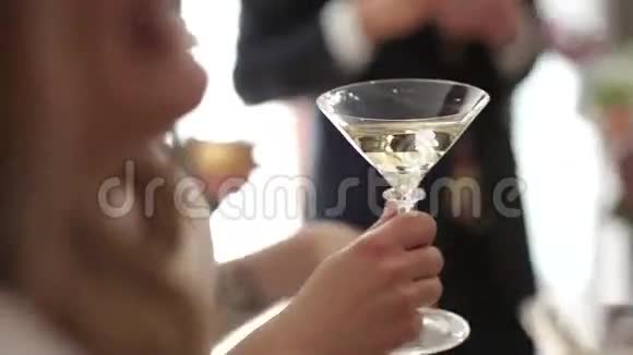 新娘手里拿一杯香槟视频的预览图