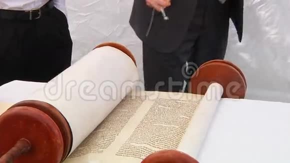 2016年9月5日在BarMitzvahTorah宣读犹太Torah的男孩手视频的预览图