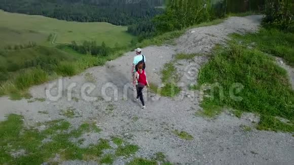 空中飞行山崖边的男人和女人在大自然美丽的地方度假的游客视频的预览图