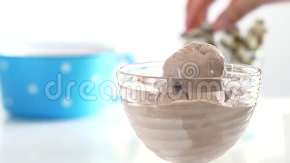 冰淇淋碗中的冰淇淋装饰着晶片卷撒上磨碎的巧克力上景视频的预览图