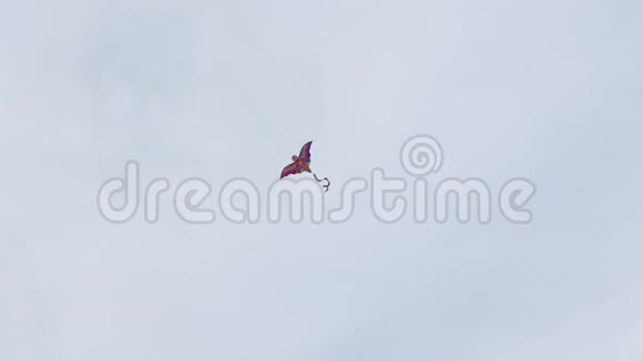 五颜六色的纸风风筝在蓝天上飞翔视频的预览图