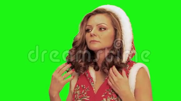 穿着圣诞服装的漂亮女人重新调整了头发谈论着与色度有关的话题视频的预览图