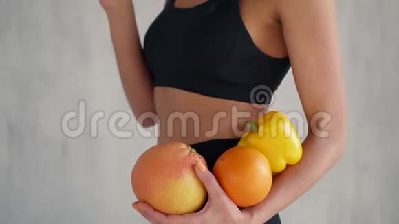 幸福的女人拿着新鲜的水果和蔬菜视频的预览图