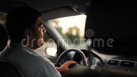 一个人开车他的爱人把他的手放在他的肩膀上视频的预览图