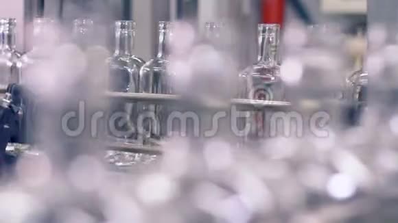 玻璃瓶在工厂的传送带上慢慢移动视频的预览图