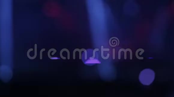 迪斯科舞厅的模糊灯光适合过渡或背景视频的预览图