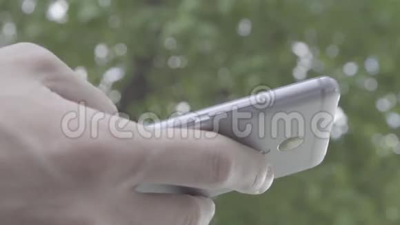年轻人用手指在智能手机上打字视频的预览图