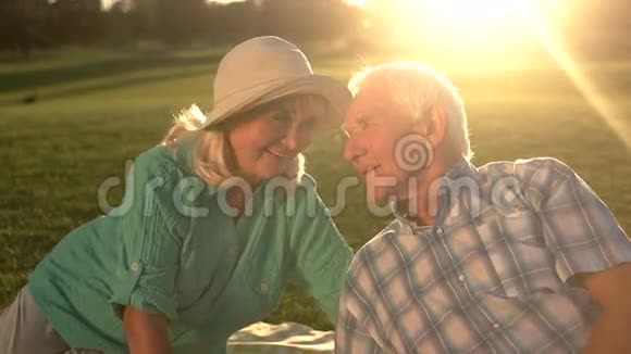 年长的男人和女人说话视频的预览图
