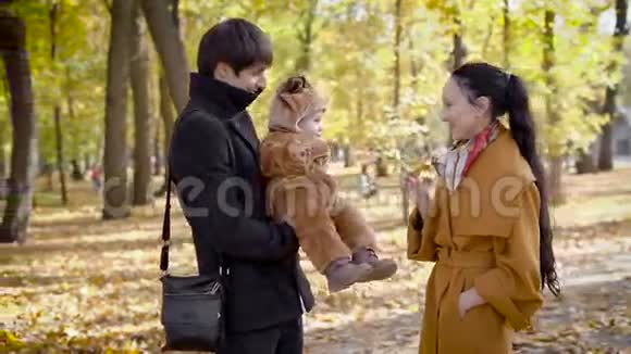 夫妻三个孩子在树林里度过他们的空闲时间视频的预览图