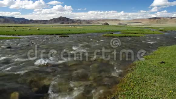 蒙古阿尔泰语现状山涧风景幽谷上的雪山背景视频的预览图