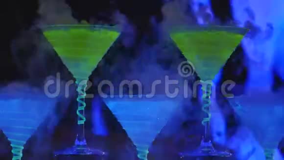 酒吧招待会酒保倒酒精鸡尾酒闭合视频的预览图