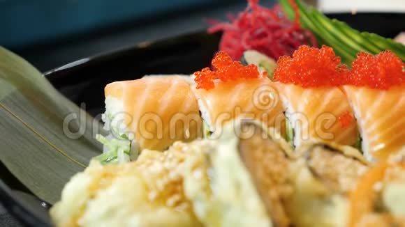 寿司主厨用鱼子酱装饰寿司视频的预览图