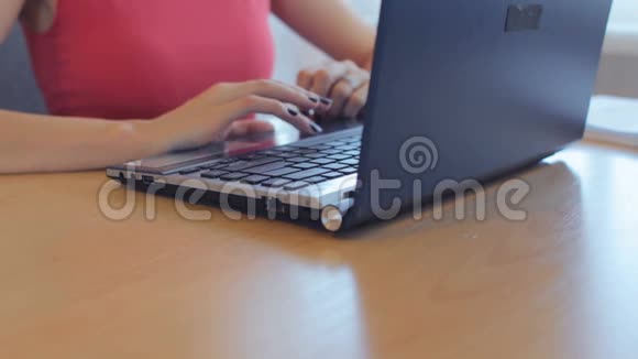 女商人在办公室里用笔记本电脑视频的预览图