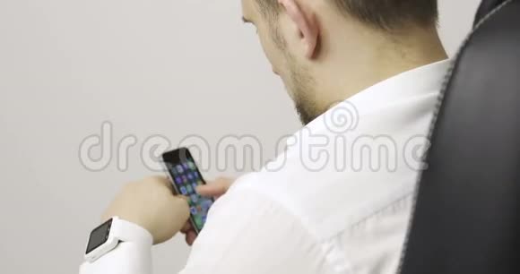 智能手机和智能手表连接在一起并使用视频的预览图